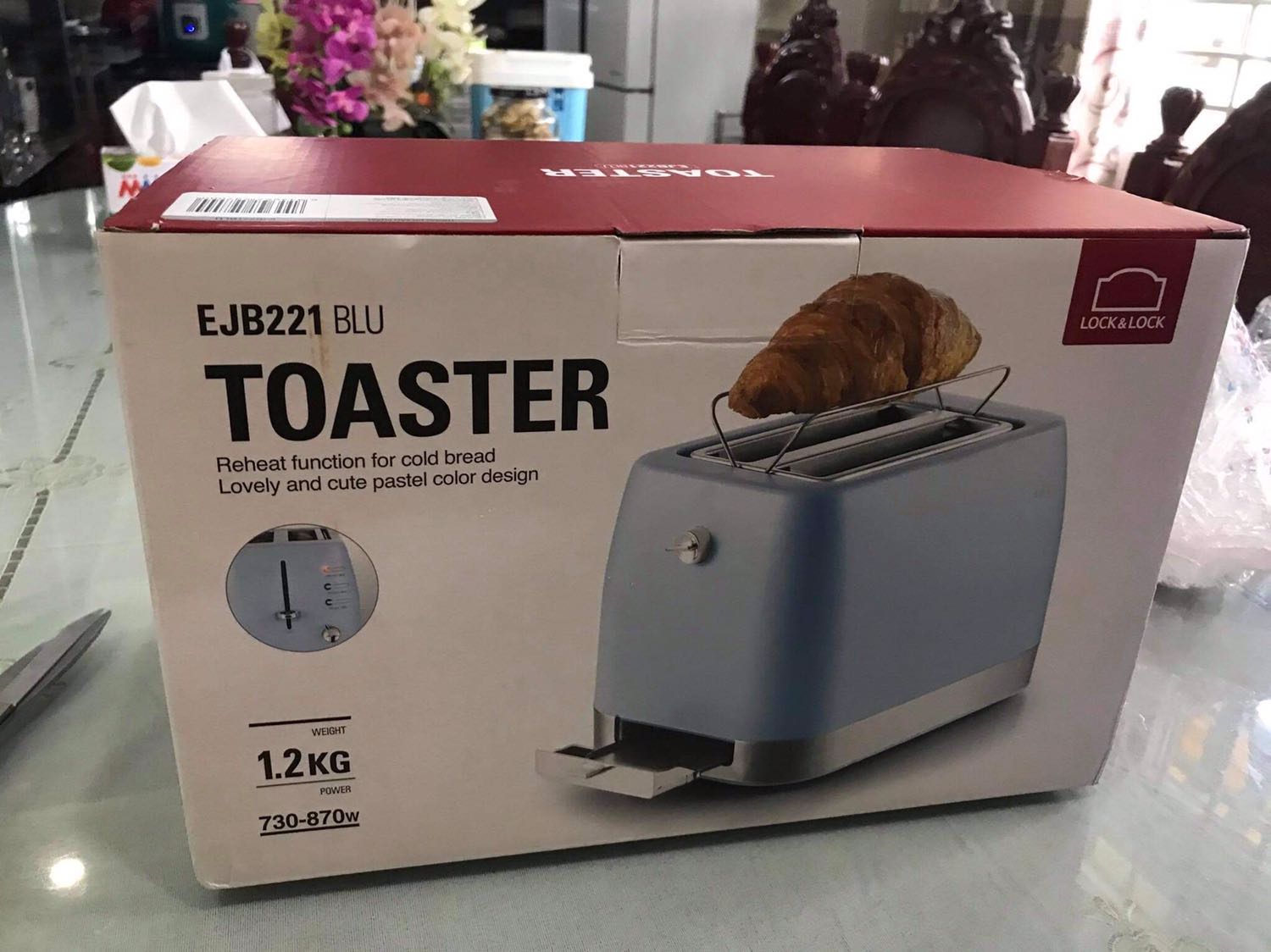 Mình mua cho bạn gái và được khen là màu xanh ngọc rất đẹp và sang. Giao hàng nhanh, nguyên vẹn. Nướng bánh mì thì nên để mức 1-1,5 là đẹp. Công cụ rất có ích cho buổi sáng ăn nhẹ. Lần đầu xài lên mùi nhựa là bình thường, giống như máy sấy tóc nhựa vậy, lần 2 là dùng bình thường.