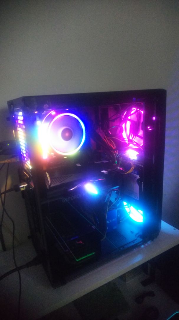 Led đổi màu đẹp, quạt quay cũng nhanh. Chỉ bị cái là ráp hơi khó.