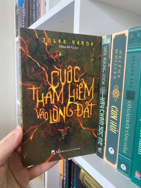 Tuyệt, đọc 1 cuốn sách mà mình ngỡ sẽ chẳng có miếng nào khoa học, ai ngờ lại chặt chẽ toàn là khoa học không luôn, một ngạc nhiên thú vị. Cuộc hành trình đầy cam go và thú vị của bộ ba: 2 nhà khoa học và 1 anh dẫn đường liệu có thực sự đem họ vào tận tâm trái đất? 1 cái kết hợp lý và vừa phải, cách viết nhanh gọn và không dài dòng lê thê giúp mình đọc 1 lèo là xong luôn.