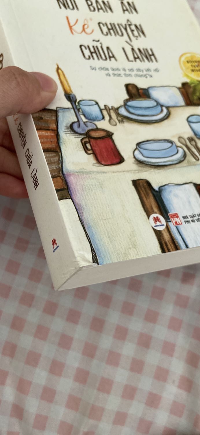 Sách giao đến tay bị gãy gáy, nhưng mình lười đổi trả nên thôi. Mong Tiki đầu tư thêm khoản đóng gói cho sách. Chỉ để vào hộp thôi thì sách dễ hư lắm.