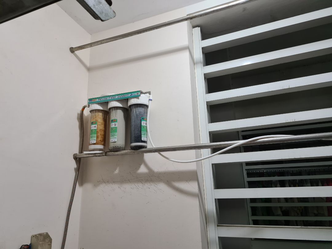 Tôi mua chứ tôi đâu có xin, tôi ở chung cư buổi sáng đông người đi làm bị kẹt thang máy xuống chậm mà nhân viên Tiki cằn nhằn thái độ với tôi, *** tôi mua thường xuyên nhân viên người ta rất thiện cảm chứ đâu có khó chịu như vậy, ko vì nguồn nước chung cư đang dơ thì lúc sáng tôi đã ko nhận đâu bán đắt quá thì đem về đi.