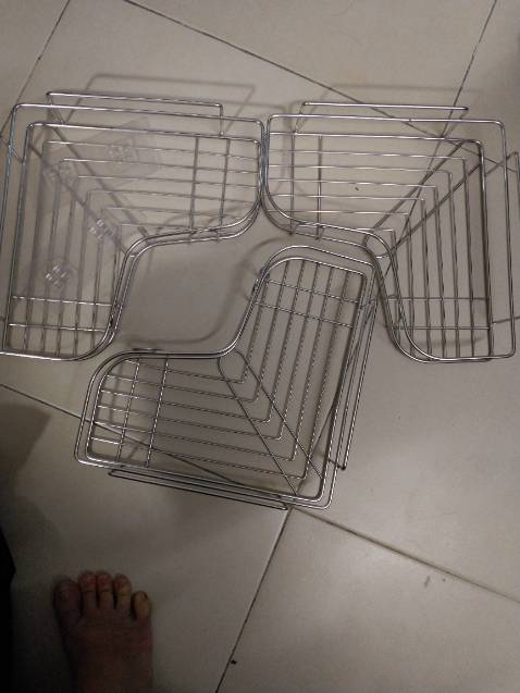 gọng inox chắc chắn, chưa dán vào tường nên chưa đánh giá được độ chắc của miếng dán. Mình mua 3 cái, nhưng có 1 cái sút mối hàng. Vẫn tặng shop 5 sao vì dịch vụ giao hàng đúng hạn.