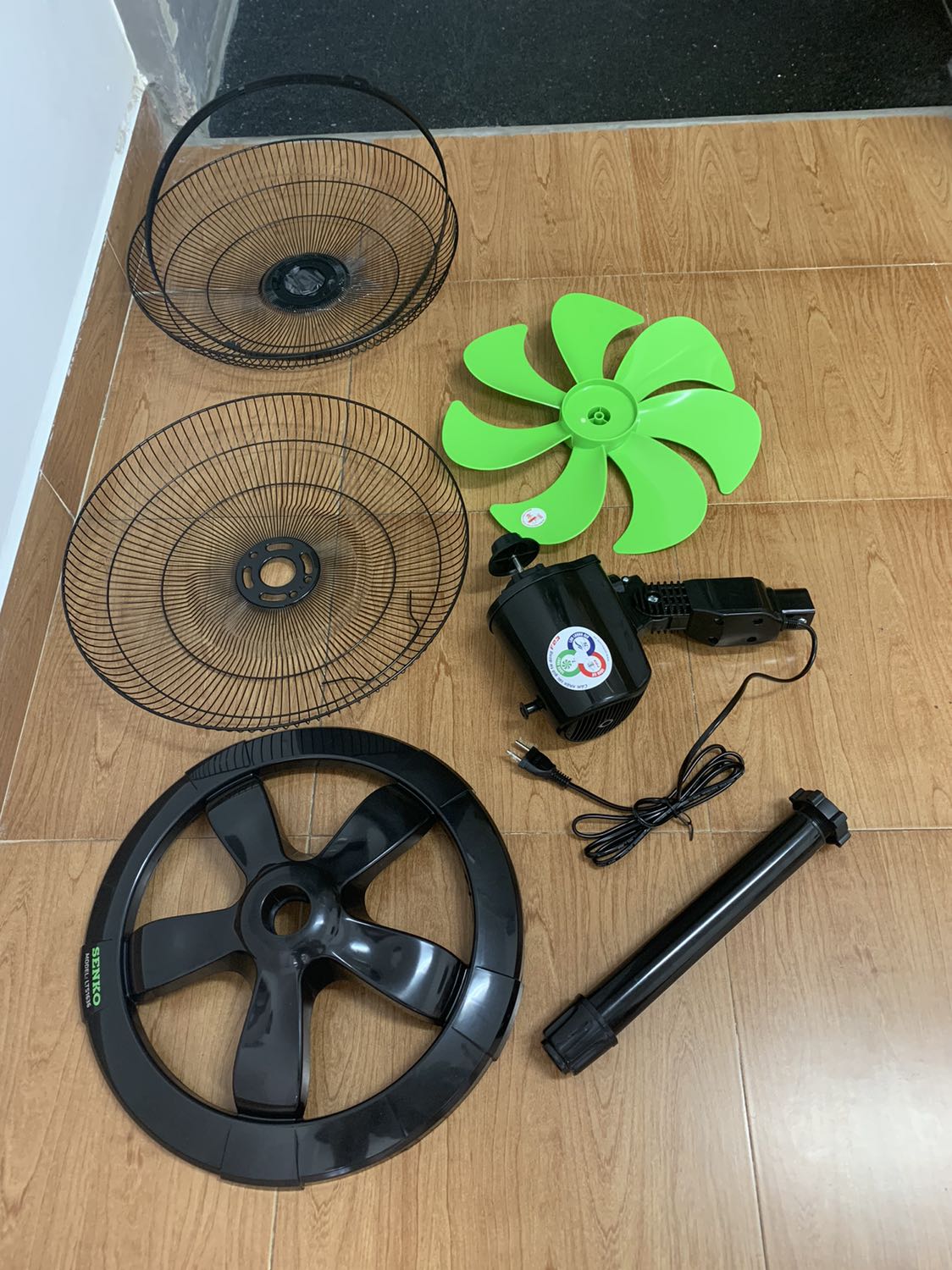 Đã 2 lần mua 2 hãng quạt trên tiki và đều giao thiếu bộ phận lắp ráp. Lần trước vì thiếu cái nhỏ nên mình ko thèm báo cáo. 
Nhưng lần này thiếu hẳn cái thân luôn thì làm sao mà lắp ráp được.
Rất khó chịu khi cảm giác mua đồ online về tự lắp ráp và thiếu lên thiếu xuống. Ở đây không phải vấn đề về tiền. Mà vấn đề về thời gian. Việc đổi đi đổi lại rồi chờ ship mấy ngày. Cái cảm giác này nó mệt mỏi vô cùng. Nên thường chẳng ai thèm đổi trả. Nhưng lần này Tiki phải đổi trả cho mình. Và giao hàng lại ngay đồ đầy đủ giúp mình. Mình ko chờ đợi được nữa. Thiếu sót 1 lần có thể bỏ qua. Nhưng 2-3 lần thì không thể ko phàn nàn. Thân gửi tiki