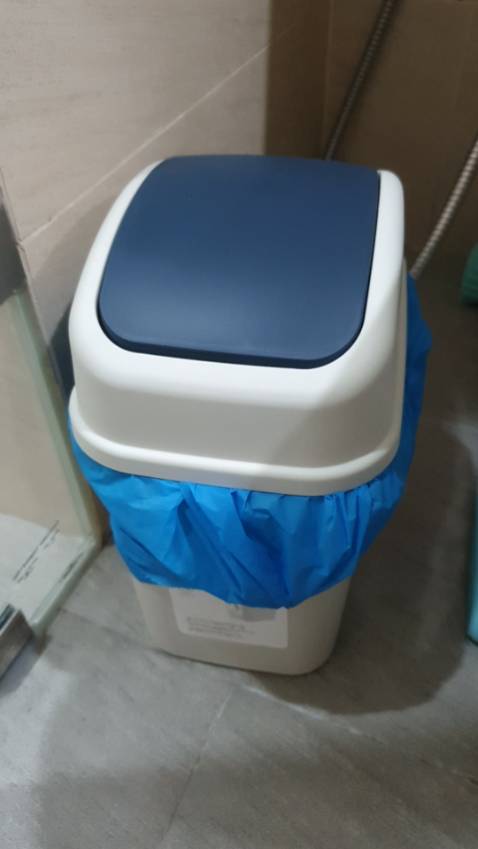 hàng y như hình đẹp. nhựa cứng sờ mịn cảm giác chắc chắn. có lắp lật dễ dàng cho rác k sợ bị bẩn. dễ dàng vệ sinh dễ dàng lấy rác. màu đẹp nhìn sang. thích hợp để ở nhiều nơi trong gia đình. thùng rác thiết kế dáng cao nên nhìn nhỏ, k tốn diện ntioshc căn phòng. shop đóng gói chắc chắn, giao hàng rất nhanh. anh shipper của tiki rất thân thiện và đáng yêu.