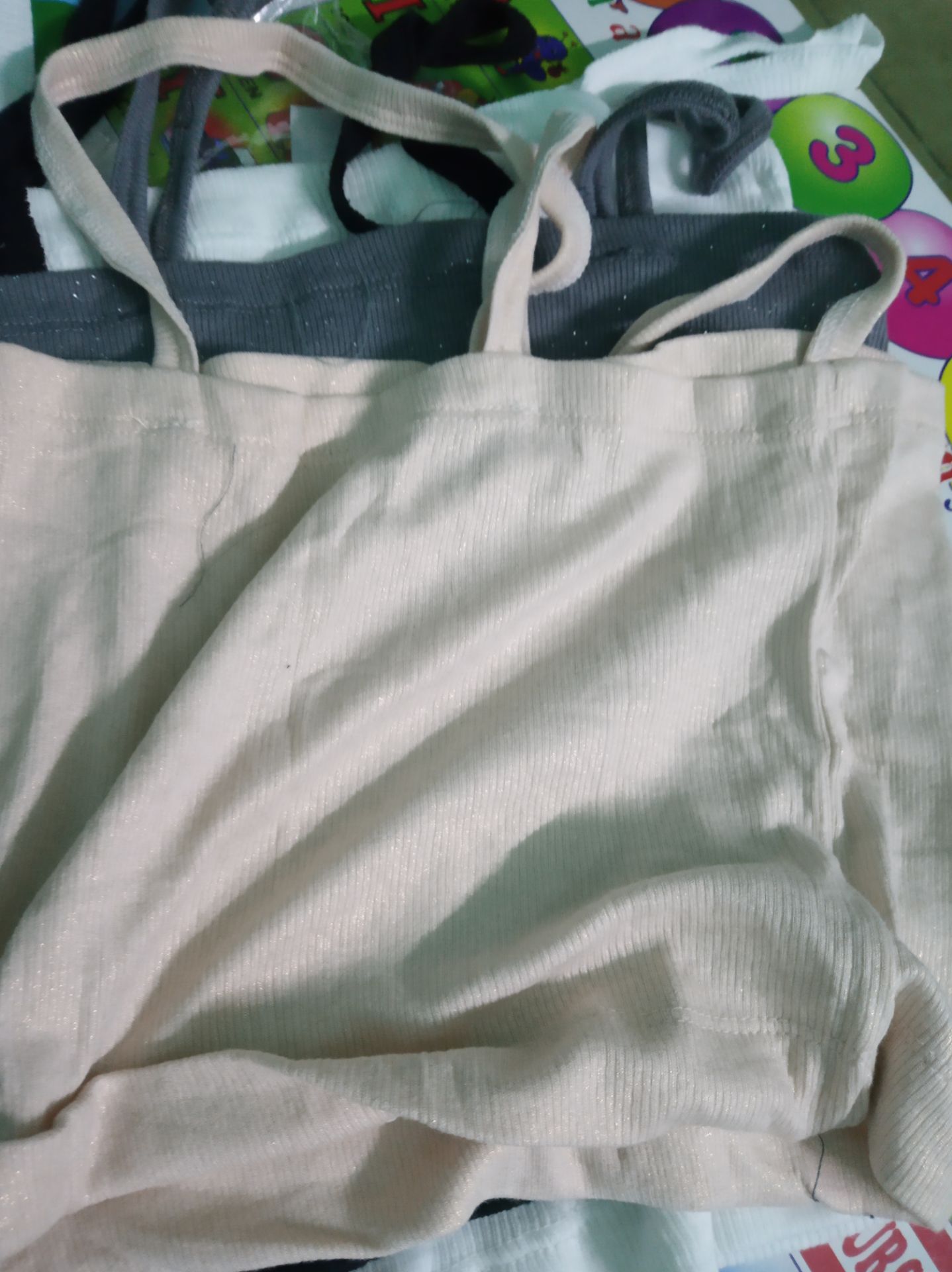 Thực sự sản phẩm quá tệ, rất chi là tệ không có từ nào để diễn tả nữa. 4 cái áo giá sale 70% còn 119k mà không khác gì mớ vải nhàu nát vậy. Thật thất vọng với quy trình kiểm hàng của TIKI, trước đây mình rất tin tưởng khi mua đồ trên TIKI nhưng lần này khi mở hộp đựng hàng ra mong chờ bao nhiêu thì thất vọng bấy nhiêu, không còn lời nào để diễn tả luôn. Thật bực mình. Tôi muốn đổi hàng, làm ơn đổi đơn hàng này dùm tôi càng sớm càng tốt please. Thật thất vọng quá.