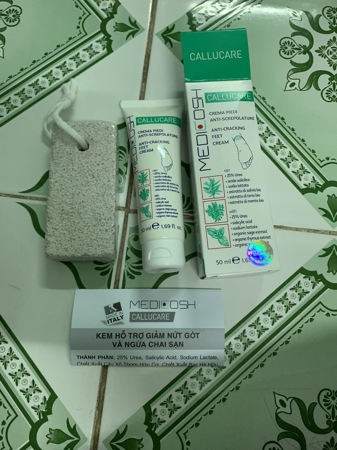 Hàng giao nhanh, đóng gói khá tốt, có kèm quà tặng là viên đá nhám chà gót chân. Nhưng hộp sản phẩm bên trong bị móp méo và k có dán tem niêm phong ở nắp hộp. Kem thoa k bếch mà bám da rất nhanh. Chất lượng thì dùng thời gian lâu mới đánh giá được. Vẫn cho 4 sao khích lệ. Cảm ơn shop!