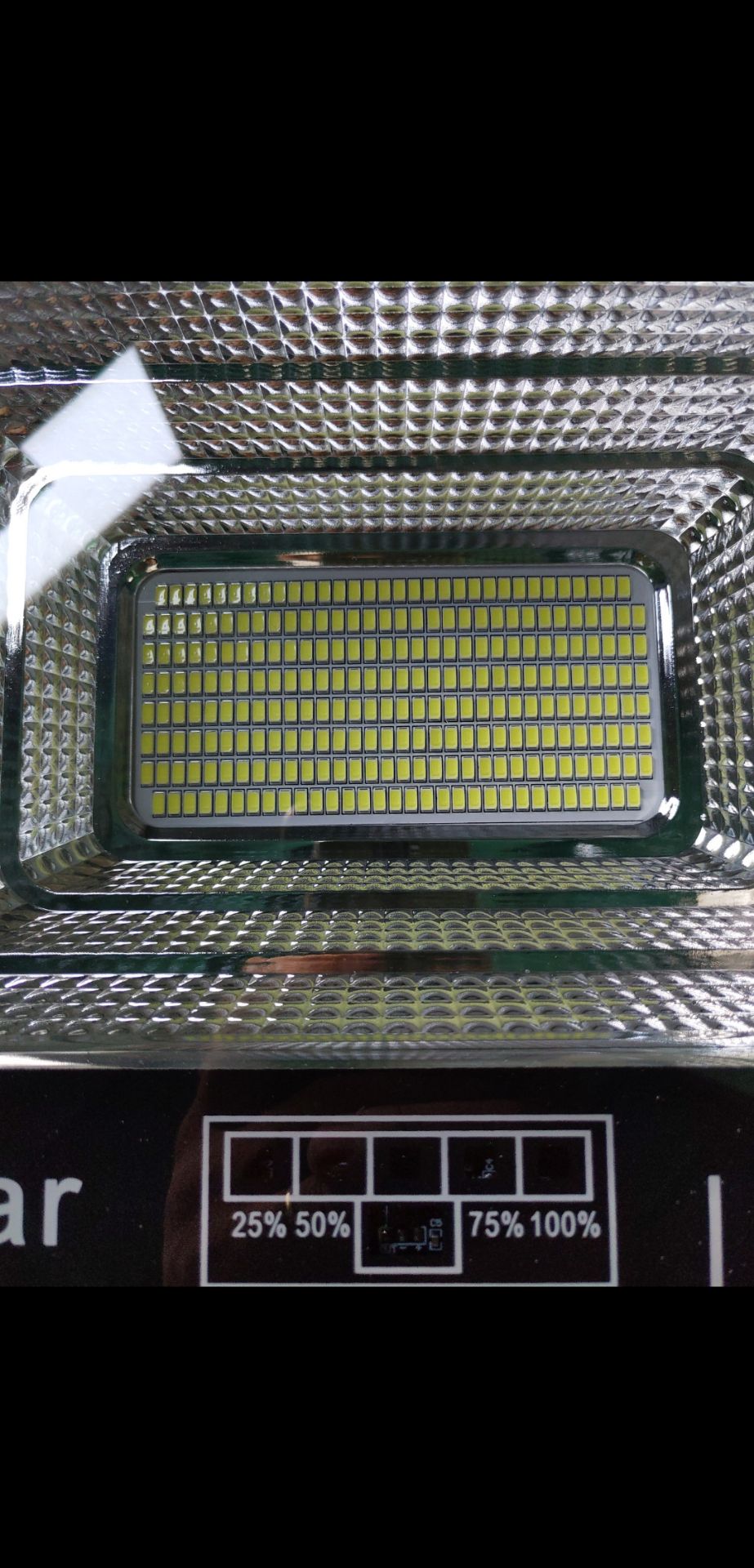 lần trước mua 2cây 200w thì tấm pin đúng mô tả,thấy ngon nên mua lại 3 cây nữa cho người thân thì tấm pin là của đèn 100w chip led cũng ít hơn cảm thấy bị lừa,định trả hàng hoàn tiền mà ông anh kêu lấy luôn.chán chả muốn nói,làm ăn như thế thì sao bền nỗi.