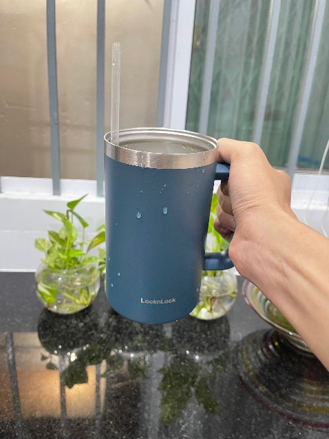 Ca giữ nhiệt quá chất lượng luôn ạ. Thân bình là lớp sơn nhám chống trầy, tay cầm chắc chắn cầm gọn tay. Có 3 màu lận nhưng anh nhà thích màu xanh để couple với má hihi. Giao nhanh khỏi nói rất tiện còn giá tốt nưa chứ 😊😊😊 Nhà mình có nhiều ca với ly cua Lock khác nhau lem dự định là cuối năm đủ collection dùng bao đã