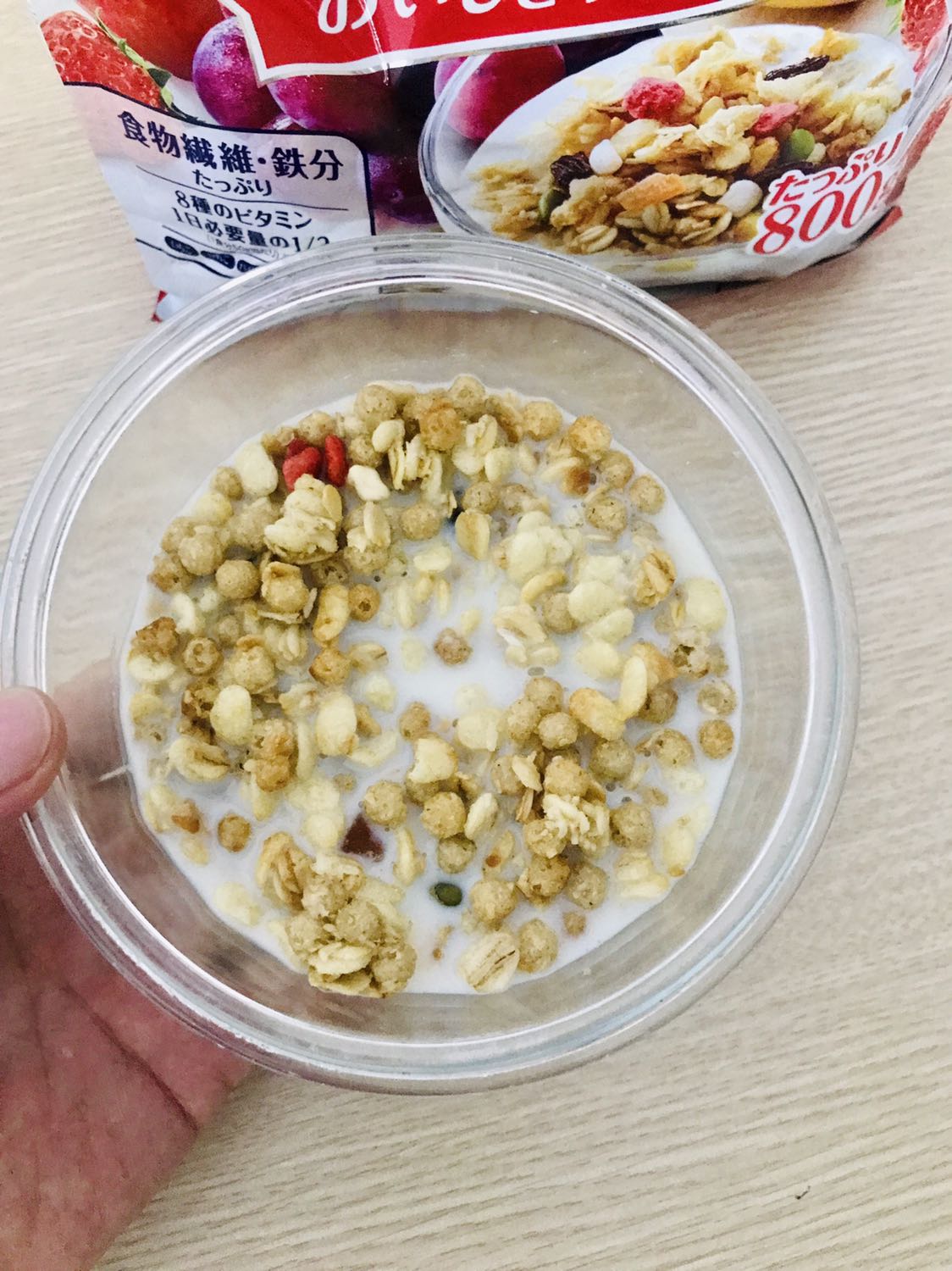 Mặc dù đang mùa dịch nhưng shop đóng gói và giao hàng rất nhanh. Mình ở Hà Nội đặt hôm trước sáng hôm sau giao luôn, mình rất bất ngờ về độ nhanh.
Gói ngũ cốc to hơn tưởng tượng của mình khá nhiều, cầm nặng tay lắm, là túi zip dễ bảo quản. Đặc biệt nó rất thơm. Dùng ăn luôn hoặc thêm sữa tươi, sữa chua hoặc sữa đậu nành ăn ngon và dễ ăn. Rất hài lòng nên mua nha mọi người!