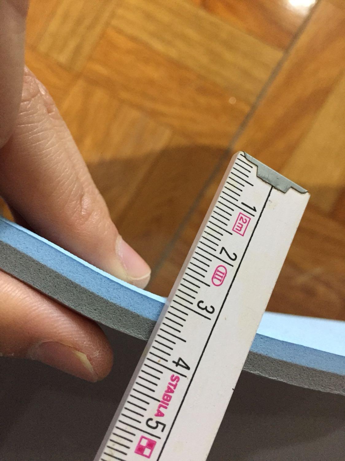 Mình mua lần này là lần 2, sau lần trước mua thử; thấy sp quá tốt nên phản hồi cho anh em biết.
-  Lần trước và lần mua này mình vô cùng ưng ý, vì thảm nhận được rất dày dặn, 2 lớp TPE sắc nét
- Thảm khá êm và bám mặt sàn tốt, nên có gập bụng hoặc gập lưng không bị xô
- Màu sắc có 2 mặt, đều nhám, tuy nhiên có 1 mặt nhám hơn nên để xuống dưới, thì bám chắc chắn hơn.
- Đây là shop duy nhất mình thấy có túi và dây đi kèm, túi đựng tiện lợi khi đi ra ngoài, dây kéo cũng chắc, siết chặt.
- Mình mua thử dùng ok, mua cho bạn gái mình 1 cái màu xanh nữa. đều không bị sẹp, ko bị lún. So với thảm ko có thương hiệu thì tốt hơn hẳn, thảm ko thương hiệu thấy lún lắm, dẫm chân lâu 1 chỗ là không đàn hồi lại bình thường được
- Có nhiều màu sắc chọn lựa, mình thì chọn màu này vì thích màu này và nó sạch sẽ
- Nhìn chung bằng đấy thứ mình rất tâm đắc, thời gian thì giao hàng cũng nhanh nên hôm nay mới ngồi review cho anh chị em được!!! Tìm hiểu ra bên miDoctor này chuyên bán hàng thể thao rất chất lượng đấy chứ!!!

Cho bên này 5*, tiếp tục phát huy