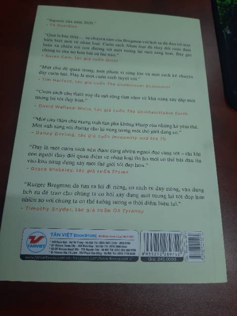 Sách k có seal bọc bên ngoài.
K có bookmark
Đpcj lướt qua nội dung có vẻ hấp dẫn