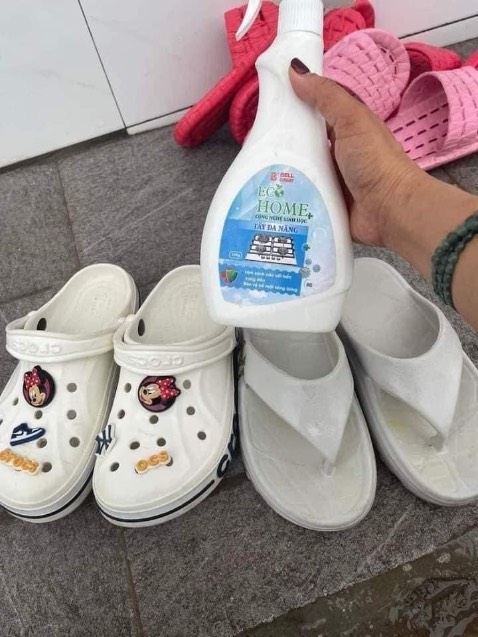 Tẩy sạch dầu mỡ, vết bẩn bám lâu ngày trên bếp. Tẩy sạch được luôn vết bẩn lâu ngày trên dép. Dùng rất thích