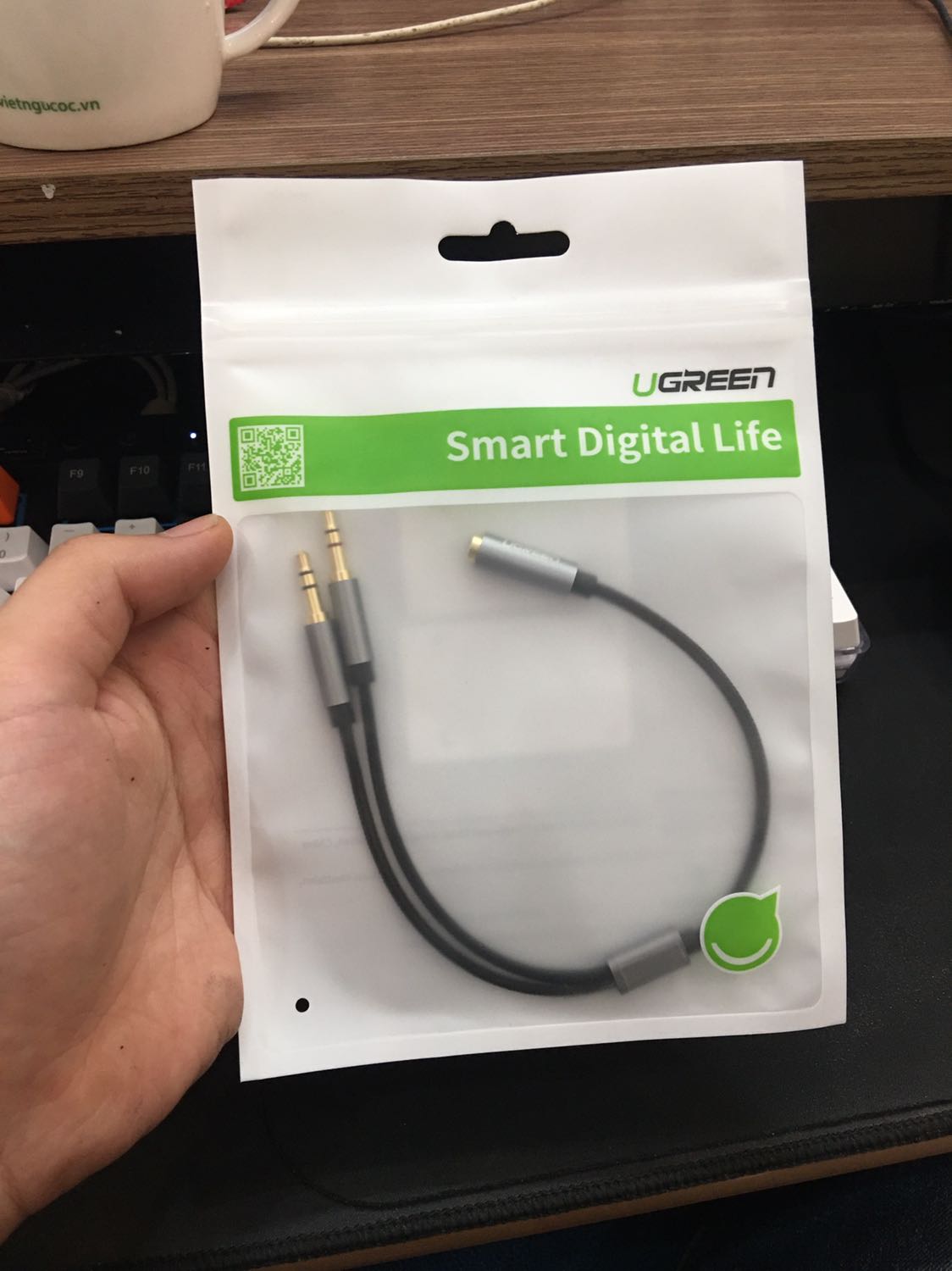 Giao hàng nhanh, đóng gói cẩn thận
Hàng hoàn thiện với chất lượng khá tốt, nhìn khá thíc mắt, dây bọc dù chắc chắn.
Chất lượng truyền tín hiệu ở mức trung bình. Tuy nhiên với mức giá như vậy là chấp nhận đc. Nếu ae nào yêu cầu cao thì nên cân nhắc, còn nếu chỉ cần chất lượng vừa phải để nghe + đàm thoại trên PC thì OK