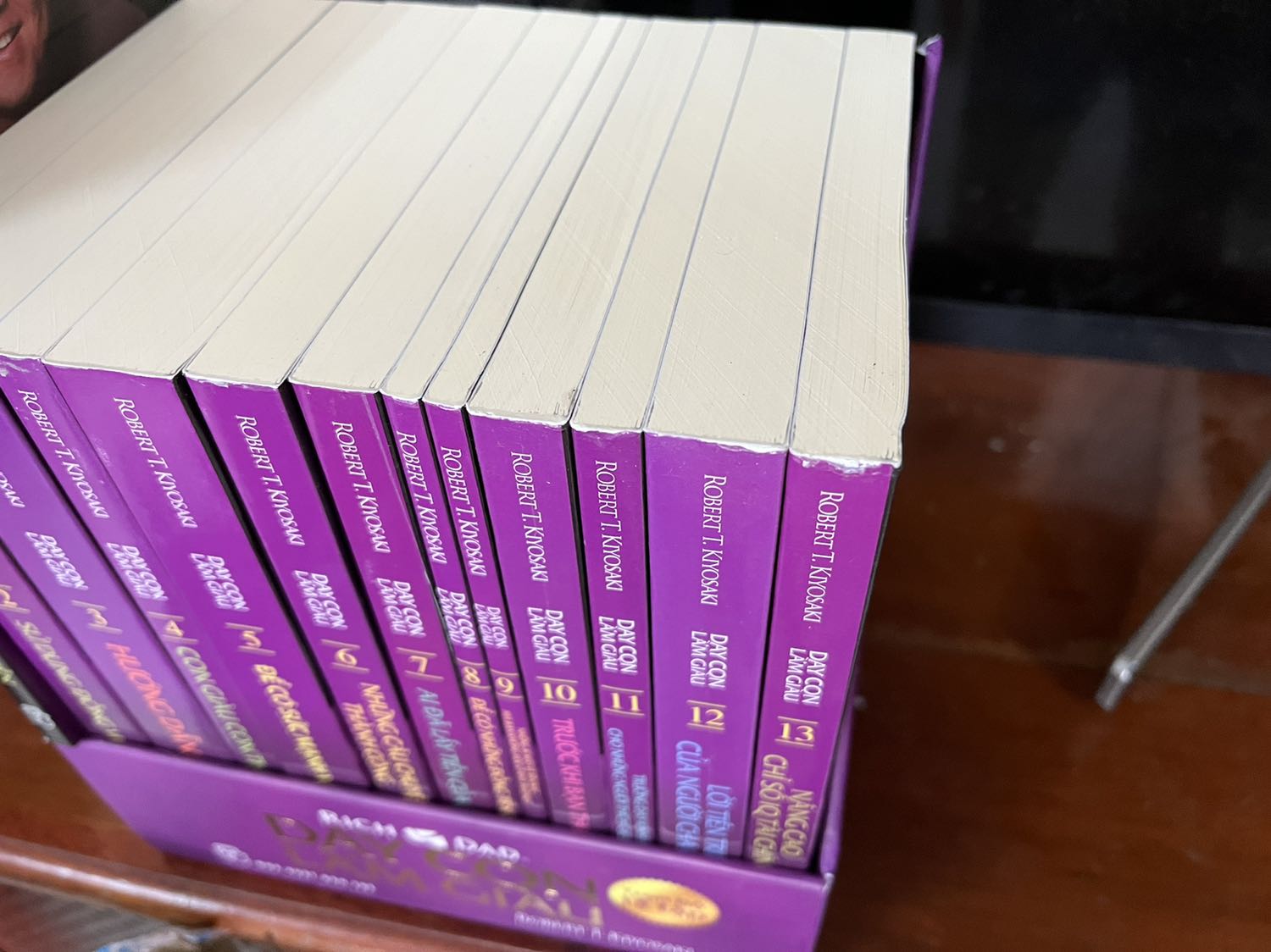 Đề nghị tiki nâng cấp thùng giấy đựng hàng

sách rất nặng và giá trị cao nhưng đựng thùng giấy ko tương xứng, thùng 1,2 lớp cực mỏng. thùng tới tay mình là nát lắm rồi, rách te tua, trời có mưa bên ngoài thùng ướt, mặc dù thùng đã rách nát nhưng bên trong sách chưa ướt, (có niêm phong nhưng seal cũng rách xíu lỡ nước mưa mà vô thì phiền phức lắm luôn) 

còn về phần sách thì chiều ngang khá ngắn gây bất tiện cho việc đọc, như cỡ sách và chữ của cuốn nhân tố enzyme của thái hà books ok hơn nhiều, sách này bị ngắn bề ngang và chữ in ko rõ nét, ko mịn, hơi khó đọc nha. 

được cái mua sale 600k + giảm astra j đó còn 500