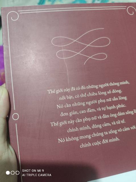 Hic lần đầu mua sách ở tiki mà thất vọng về cách đóng gói á. Mình khá khó tính và kỹ nên thấy sách bị xước hay bị hằn lên như vậy thì rất khó chịu, đằng này còn nhiều vết nữa. Mình nghĩ do cách đóng gói chỉ có 1 bao duy nhất bên ngoài cho 2 quyển sách nên nó không đủ bảo vệ, chưa kể nó còn không khít nên sẽ có sự xây xát ở trong. Mọi lần mình mua thì các quyển sách đều được gói kỹ riêng từng cuốn, và một bao chống sốc ở ngoài đựng tất cả, cũng chấm điểm cao cho đóng gói kiểu này. Nhưng lần này thất vọng lắm ạ..