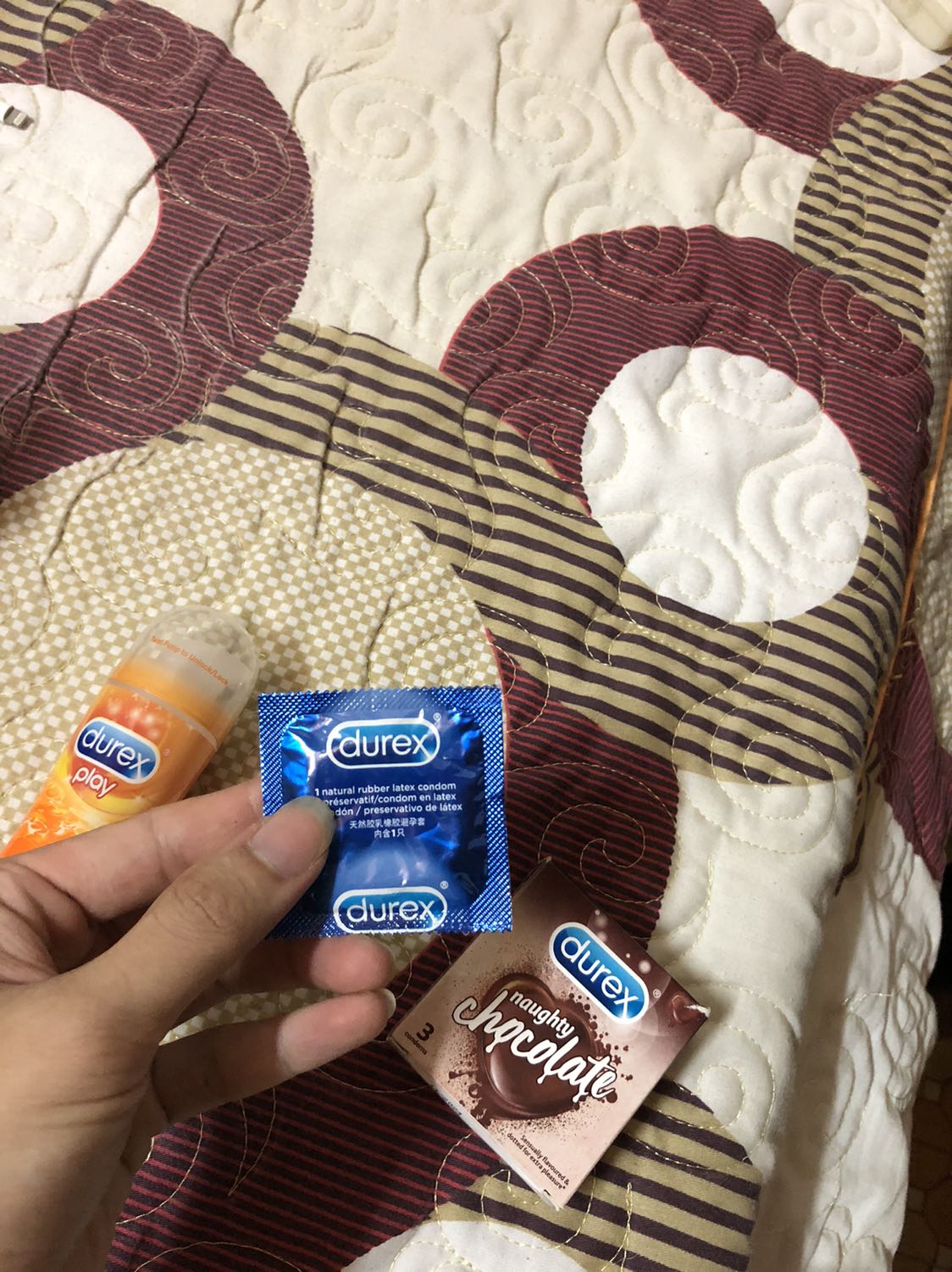 Danger: Vote 4* vì sản phẩm nguy hiểm.
Hôm rồi có xài, người yêu ngậm vô mồm và bảo: “anh ơi kem socola này ngọt lắm, em cắn nhé k m.u.t đâu”. May mắn là mình kịp thời ngăn chặn bảo kem này k đc cắn.
Tí nữa là đi tong que kem. Ae xài coi chừng hàng CHẤT LƯỢNG quá cũng dở đấy hầy....