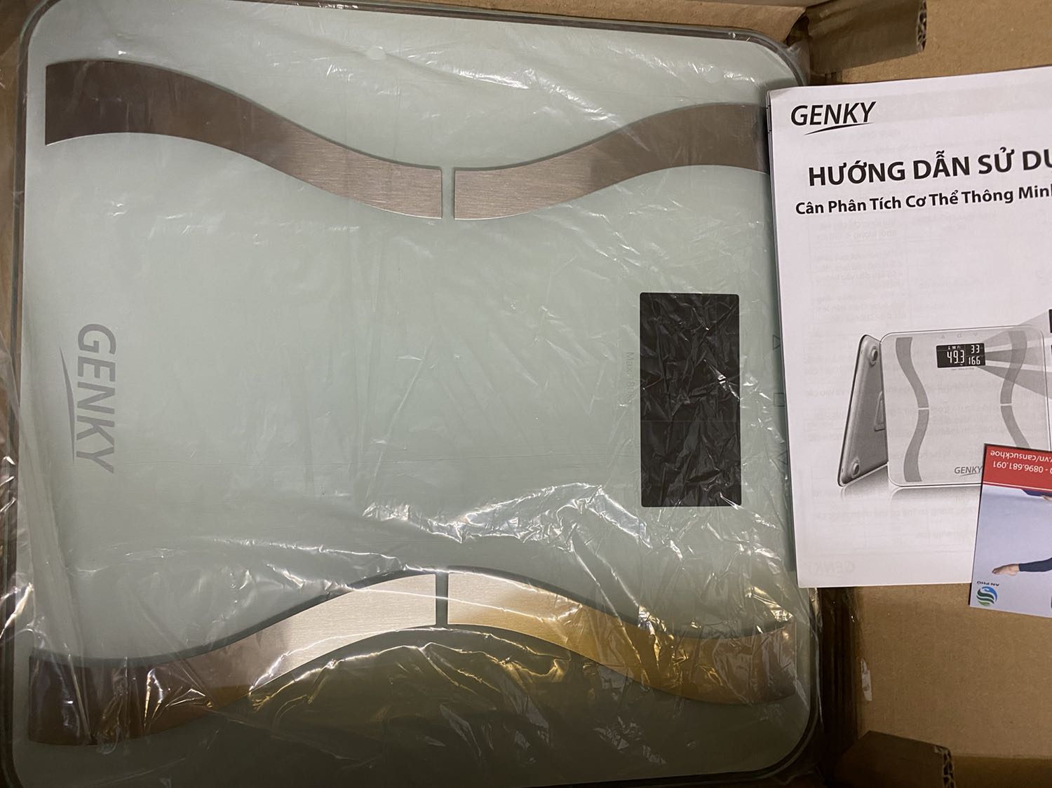 Thiết kế đẹp, xịn xò, đo được cả lượng mỡ với cơ các thứ… Đo thử mấy lần liên tiếp thì kết quả tương đồng, cân nặng gần như không đổi nên đoán là máy cũng chính xác.  Đóng góp ý kiến shop nên làm video hướng dẫn sử dụng để dễ sử dụng hơn. Mọi thứ khác thì ok rồi ạ