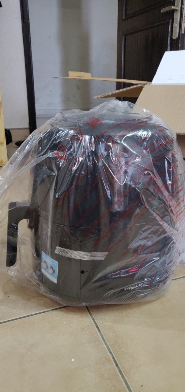 Máy được Tiki đóng gói cẩn thận, mẫu mã đẹp, đã chiên thử dĩa đậu hủ ăn rất ngon (để nhiệt độ 200, thời gian 15ph).
Thể tích 5.2L nên hơi to, lúc chiên thì có ngửi thấy mùi nhựa như một số bạn nhận xét nhưng sau đó vẫn dùng ổn.
Bé ở nhà thích ăn đồ chiên dòn nên sắm về sử dụng lâu dài.