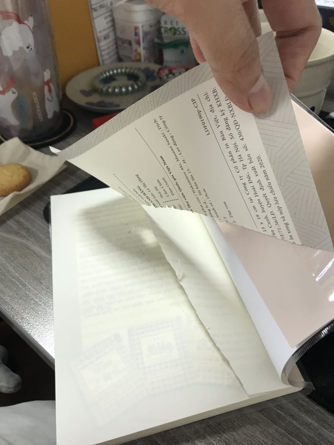 Bìa không việc gì mà mấy trang sau rách tơi tả như vậy luôn. Mình có dùng Tikicare thì lúc bọc các bạn phải biết sách có vấn đề rồi chứ nhỉ? Vậy mà vẫn gửi cho khách? Bìa không việc gì mà mấy trang sau rách tơi tả như vậy luôn. Mình có dùng Tikicare thì lúc bọc các bạn phải biết sách có vấn đề rồi chứ nhỉ? Vậy mà vẫn gửi cho khách?