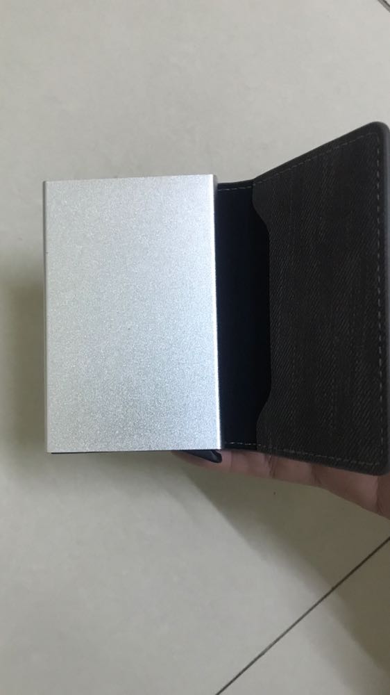 Ví rất là thời trang vỏ da bên ngoài, hộp nhôm bên trong rất tinh tế. Vỏ da có ngăn có thể đựng được tiền và giấy tờ nhỏ. Hộp đựng thẻ thì đụng thoải mái luôn. Vỏ dày chắc chắn nhưng khá là nhẹ vì làm bằng nhôm. Sản phẩm tốt