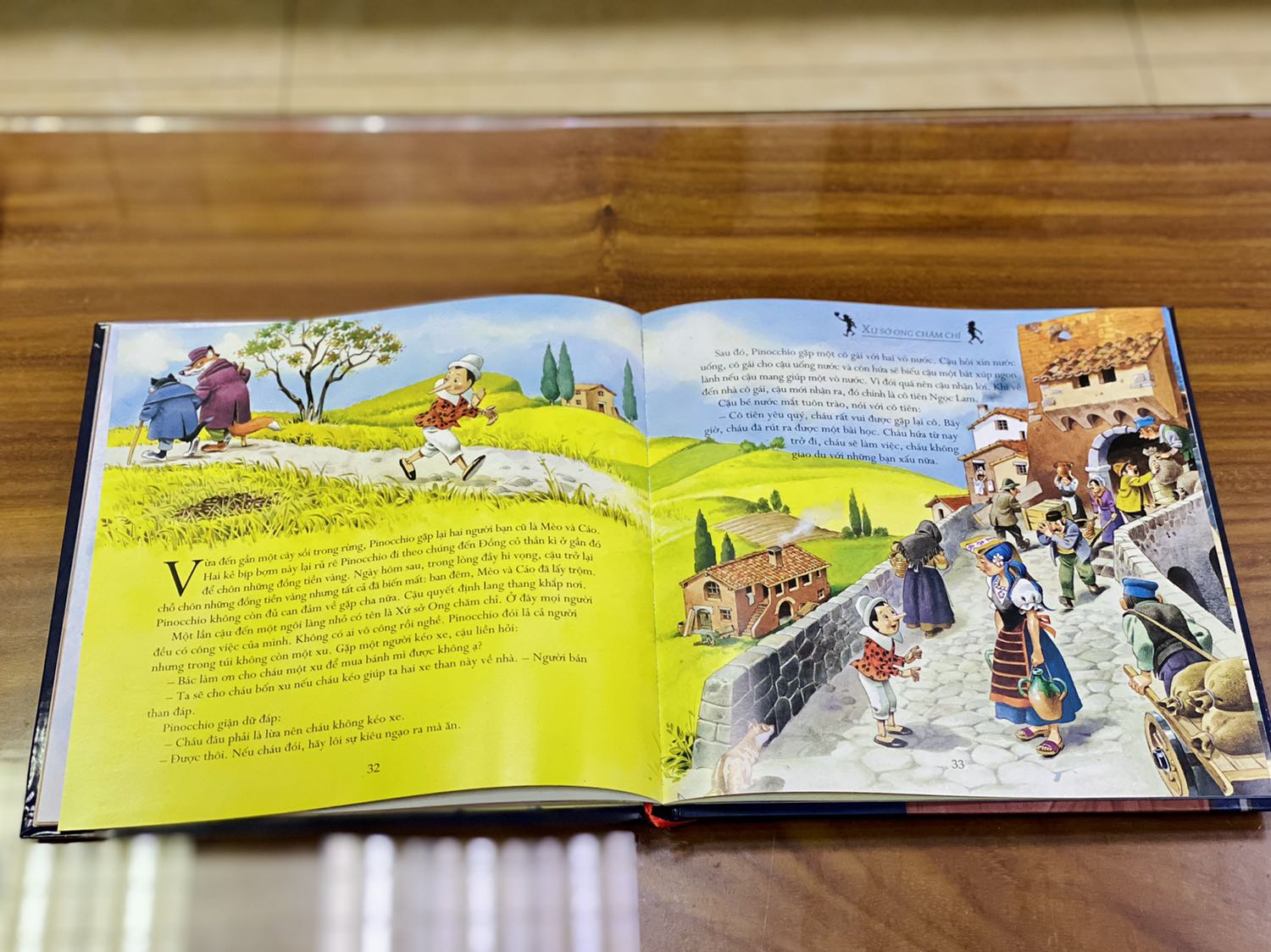 + Nhà bán giao hàng siêu nhanh. Mình đặt hôm trước mà hôm sau đã nhận được hàng. Phần đóng gói ổn, sách được bọc màng co phẳng phiu, nguyên vẹn. 
+ Sách bìa cứng, khổ vuông, to; sách được in màu toàn bộ trên giấy bóng, chất lượng giấy dày dặn. Mình thích nhất là phần minh họa, nét vẽ đẹp, cổ điển và chi tiết. Mỗi trang mình đều ngắm hình vẽ rất lâu. Nhìn chung mình cực kỳ hài lòng về hình thức và nội dung, đặc biệt là sách còn giảm giá khá sâu so với giá bìa nữa.