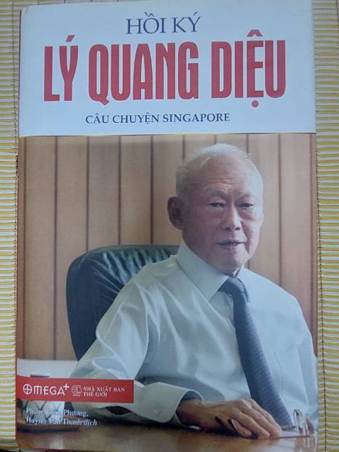 Phần đầu cuốn hồi ký là những miêu tả về gia đình, những năm tháng tuổi trẻ thời tiền chiến, Nhật chiếm đóng cho đến khi học tập tại Anh quốc rồi kết hôn, những năm tháng đã định hình tính cách, tư tưởng khuynh hướng chính trị của Lý Quang Diệu.
Phần còn lại là giai đoạn hoạt động chính tri từ lúc bắt đầu tham gia các hoạt động công đoàn, thành lập đảng chính trị, dẫn dắt PAP trong các cuộc đấu tranh chính trị liên tục cho đến khi trở thành thủ tướng của một nước Sigapore độc lập tháng 8/1965. Đây là giai đoạn mà tôi tóm gọn trong 2 chữ “Hợp – Tan”.
Ban đầu, PAP liên hợp với những người *** lực lượng có ảnh hưởng rất lớn đối với các nghiệp đoàn cũng như nhiều nhóm người Hoa để nắm *** vào năm 1959.
Đứng trước nguy cơ một nước Sigapore độc lập bị kiểm soát bởi ***, PAP đấu tranh không thương tiếc hay “ thanh toán lẫn nhau “ như cách dùng từ của Lee để phân ly khỏi phe *** và đưa Singapore hợp nhất vào một liên bang Malaysia dân chủ, ***, phi ***.
Sau cùng mắc kẹt trong những mâu thuẫn sắc tộc không thể hòa giải giữa người Malay người Hoa, khi cuộc đấu tranh với những người Malay cực đoan trong đảng cầm quyền UMNO (Tổ chức dân tộc đoàn kết Malaya) không đem lại kết quả, PAP lại lựa chọn tách ra.
“Câu chuyện Singapore” hay câu chuyện của Lý, của PAP một câu chuyện sống động và cuốn hút.