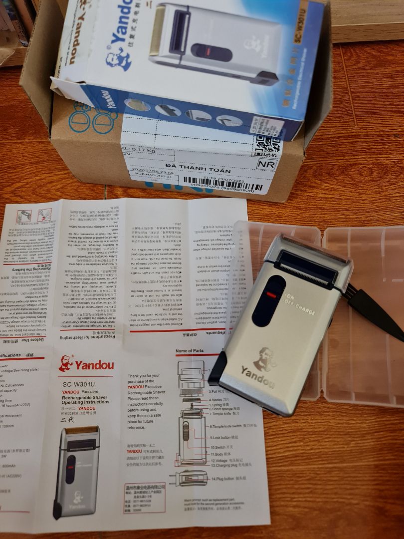 Một chiếc máy cạo râu rất tiện dùng và okay, từ ngày mua về, cũng đã cạo 2-3 lần rồi. Mình vẫn đang sử dụng pin sẵn có còn theo máy, chưa cắm sạc, nhưng đã 1 tuần vẫn chạy mượt, lưỡi dao cạo sắc bén, có dùng thêm bọt cạo râu khi dùng với máy, cảm giác da mịn sau khi cạo. cũng rất sạch, đã ko còn cảm giác khi cố gắng cạo bằng dao cạo nữa rồi, dùng mấy cái dao cạo 1 lần, thì chỉ 1-2 lần là còn sắc bén thôi, chứ nếu k thay lưỡi thì chịu, ko sạch được. với máy này thì okay. Nguyên đai nguyên hộp như ảnh nhé các bạn. Có hướng dẫn sử dụng tiếng anh và tiếng trung. Ngoài hộp giấy còn 01 hộp nhựa, có thể đảm bảo cầm máy đi du lịch, đi xa được. Với mức giá thành như này, ổn áp rồi, hy vọng sẽ sử dụng được lâu và bền. Thời điểm mình mua là giá 87k. Các bạn có thể xem thêm review từ mình cho các sản phẩm khác ở trang cá nhân tiki https://tiki.vn/feed/profile/21579466*** nhé.
