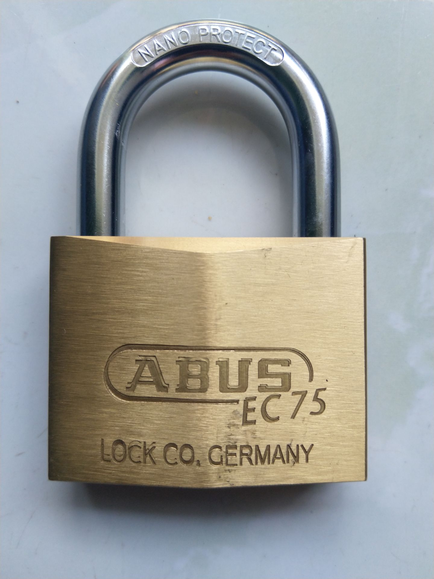 sản phẩm tốt. chắc chắn. nhưng có vẻ nhưng đây là sản phẩm lỗi. logo sản phẩm khắc laser bị lỗi.

sản phẩm chưa được qua qua khâu kiểm tra chất lượng.

tuy nhiên lỗi này không ảnh hưởng đến chức năng sp. cho 3 sao.