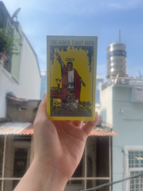 TIKI giao hàng nhanh, đúng thời hạn, shipper thân thiện. 
Bài đẹp, sắc nét, lá bài đủ dày cứng cáp, sạch sẽ, mướt tay, cầm rất thích. Túi vải đựng bài hơi nhỏ, dính bụi, làm mất điểm. Nhìn tổng quan OK, hợp giá tiền, nên mua.
=> 4 sao ⭐️⭐️⭐️⭐️