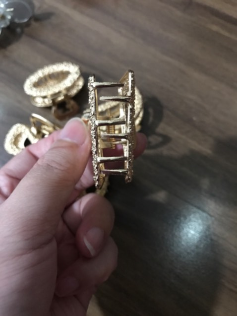 Tạm, khá ọp ẹp, có 1 cái đã bị lệch và móp như hình.