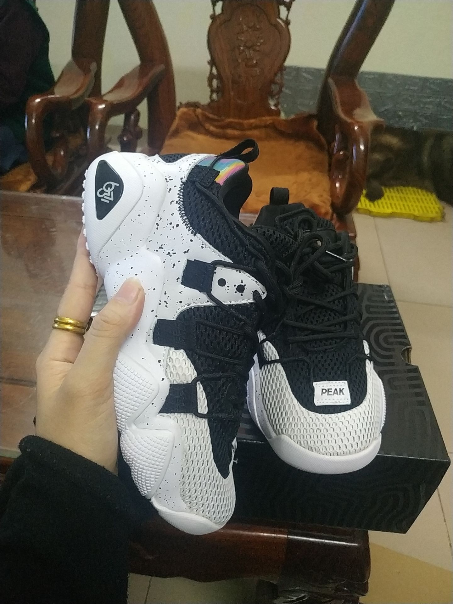 tuyệt vời giày  đi siêu êm , phối màu rất  đẹp, giao hàng nhanh, mua được giá tốt 👍👍👍 rất hài lòng về chất lượng, 10đ sẽ ghé ủng hộ shop thêm 😁😁😁