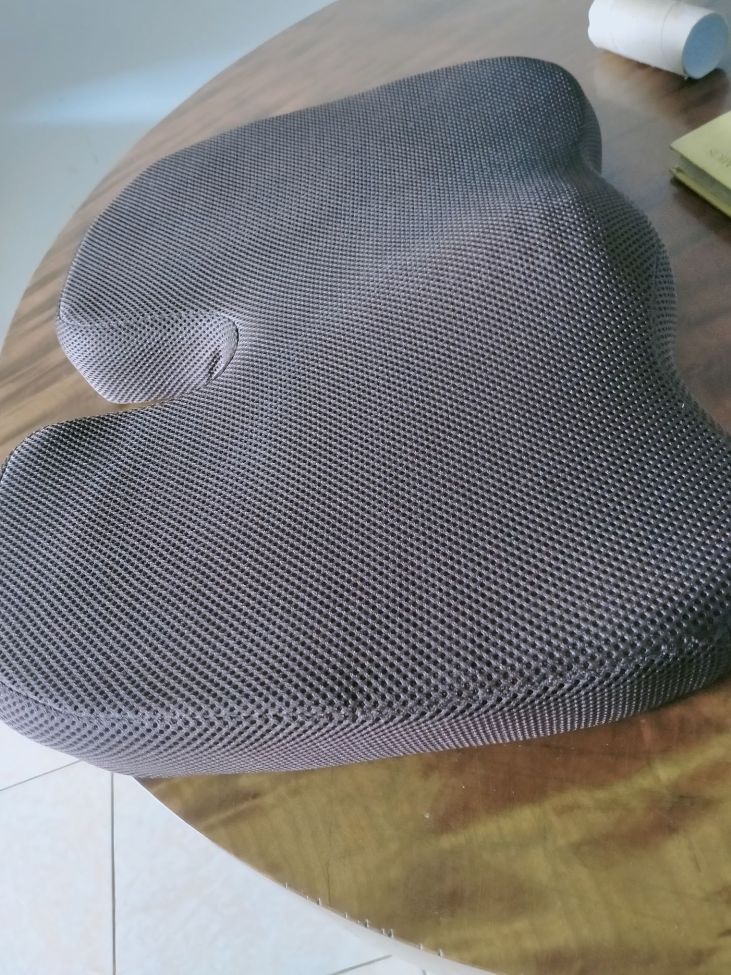 Mình 1 ngày dính ghế hơn 8 tiếng nên mỗi lần đứng dậy rất là ê mông và đau xương cụt. Gối ngồi lâu nên có hơi xẹp mà lúc sau lại về form bình thường. Xịn. Giờ có e này là ko muốn ngồi cái gối ngồi hồi xưa vuông mình sắm nữa. Mùa dịch này ai ở nhà mà phải làm việc thì nên sắm e này nha. Cảm ơn shop nhiều!