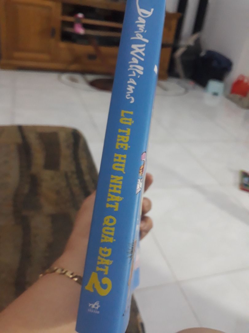 Truyện của David Walliams thì là siêu siêu hay rồi, mình mua cho tụi nhỏ tất cả các cuốn của tác giả này. Cuốn này bìa siêu đẹp, hình ảnh màu vui nhộn, bắt mắt. Tụi nhỏ vừa đọc vừa cười rúc rích, truyện hài siêu bựa. Có bìa áo bên ngoài, sách bìa cứng, chắc tay nhé mọi người. Sẽ là quà xịn cho các bé trong mùa hè này. Truyện của David Walliams thì là siêu siêu hay rồi, mình mua cho tụi nhỏ tất cả các cuốn của tác giả này. Cuốn này bìa siêu đẹp, hình ảnh màu vui nhộn, bắt mắt. Tụi nhỏ vừa đọc vừa cười rúc rích, truyện hài siêu bựa. Có bìa áo bên ngoài, sách bìa cứng, chắc tay nhé mọi người. Sẽ là quà xịn cho các bé trong mùa hè này.