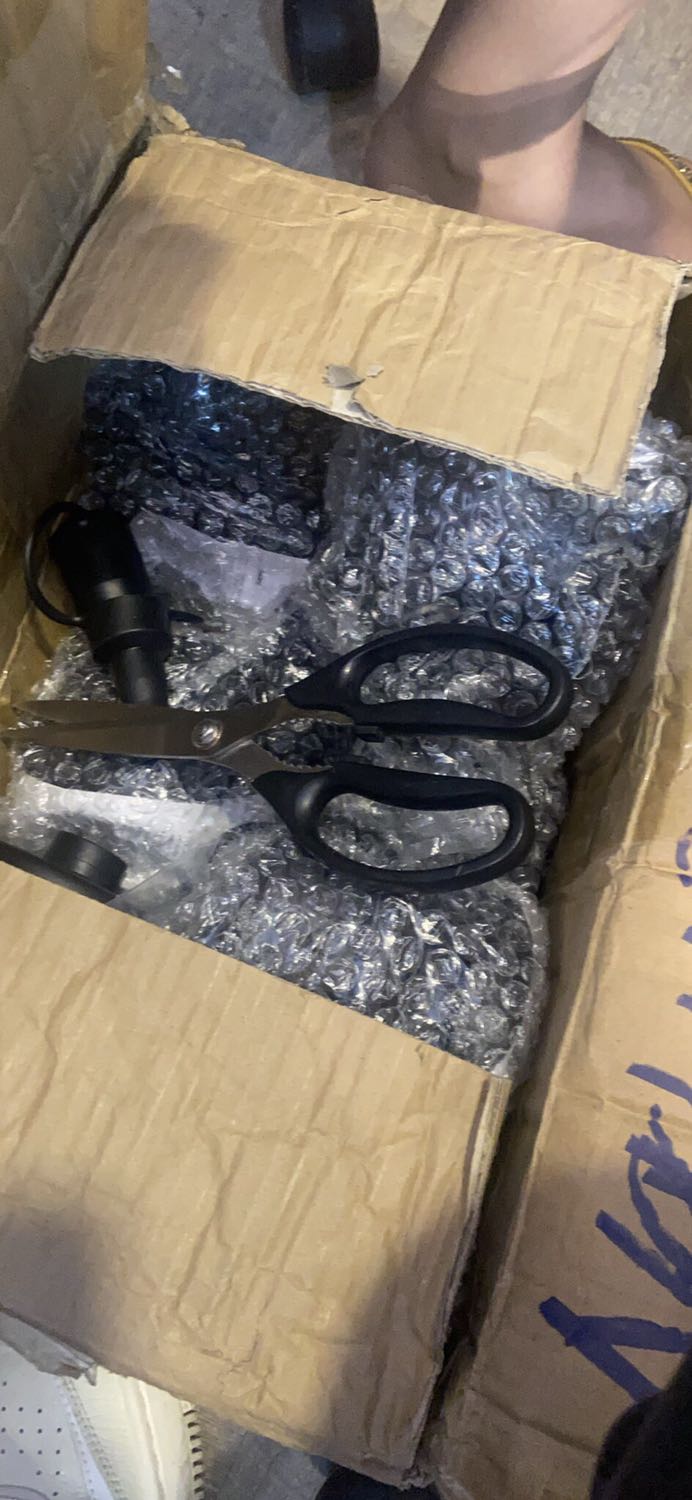 shop bán hàng mà bán vậy. ko có vỏ hộp bao bì. hàng thì vỡ hỏng. đề nghị trả hàng