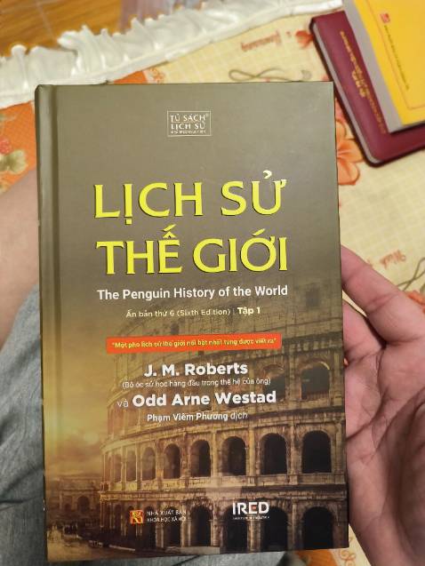dịch vớ vẩn như gúc gồ translate vậy, ví dụ đoạn này:"truyền thuyết cho rằng cả trăm ngàn người huy động cho công trình này mà ngày nay được xem là cường điệu nhưng vài ngàn thì chắc là có" . đọc phát phì cười. phí cả tiền mua bộ sách vô giá trị.
