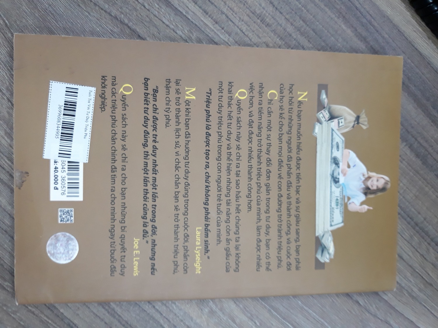 Sách nhận được hơi thất vọng, nhìn cũ như đã qua sử dụng và bị bẩn ở gáy sách, không như sách mới
