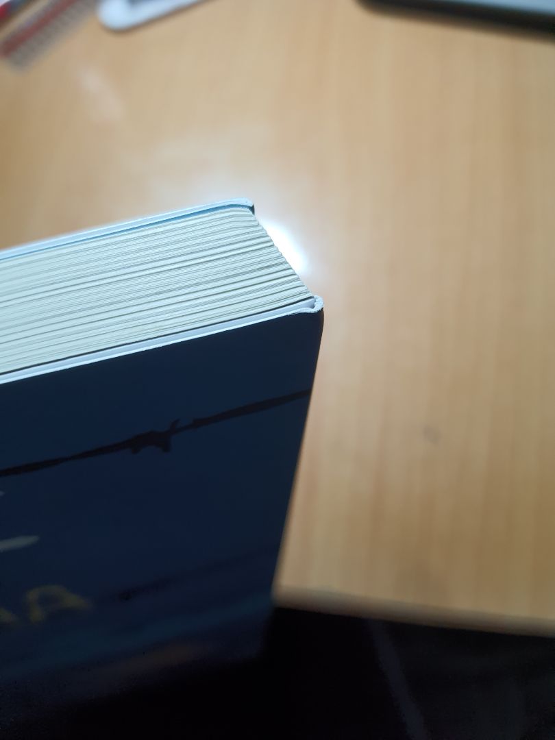 Dịch mà thời gian giao hàng vậy cũng khá là nhanh, đóng gói không kĩ lắm, làm cong sách. Chưa đọc nên chưa đánh giá nội dung được.
P/s: Mình đã đọc cái kết quyển sách vào sáng hôm nay, và mình khuyên mọi người không nên làm vậy - đọc cái kết quyển này vào thời gian bắt đầu 1 ngày.