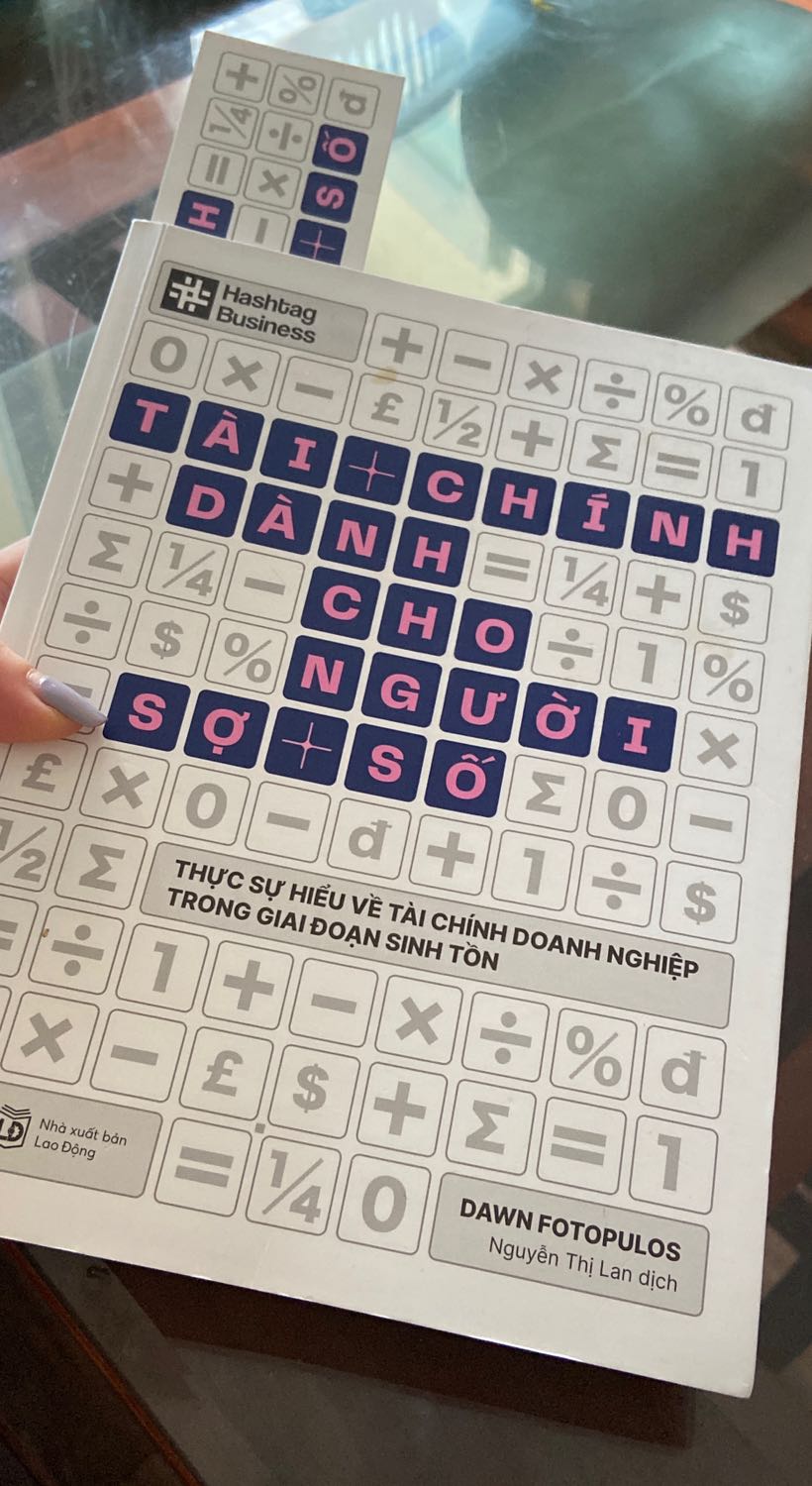 Phần mở đầu có cảm giác bị lặp nhưng cũng có thể vì lặp mà mình nhớ thêm nội dung. Về sau đọc sách rất dễ vào, dễ hiểu. Đúng như cái tên, sách phù hợp với những người sợ số, và xả những người không sợ số.
PS: Bookmark ton sur ton với bìa sách :)