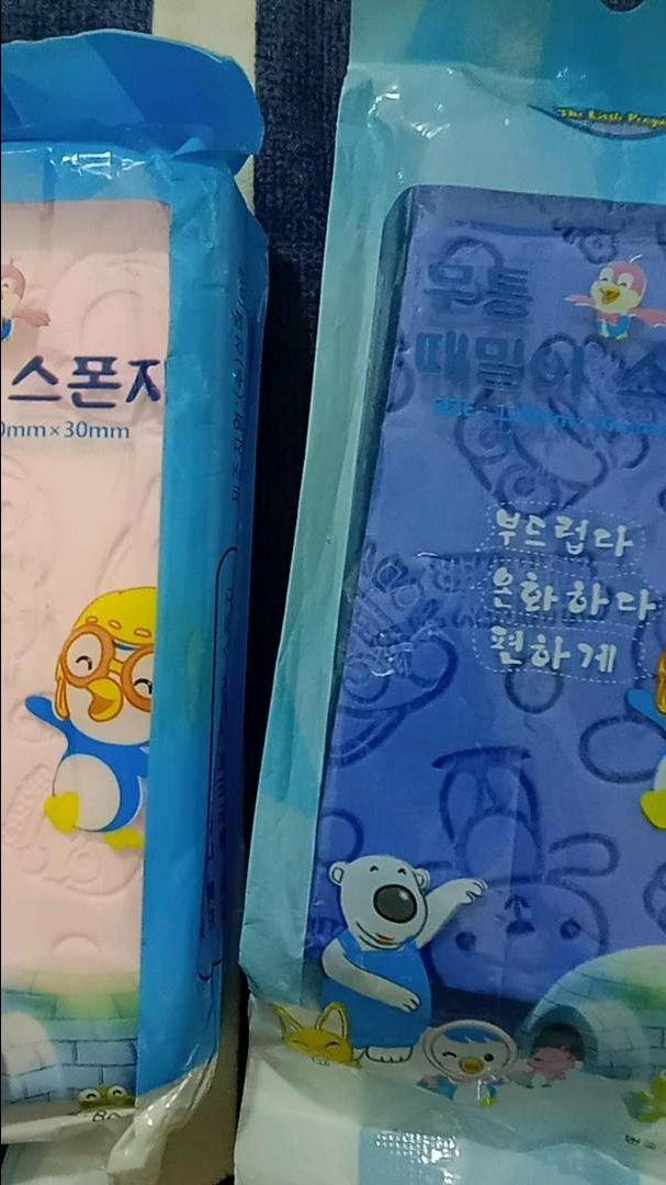 bông mút cực kì mềm nhé mng . mng làm da ẩm v bở ra rồi lấy mút này kì nhé ra nhiều ghét lắm đúng như review luôn . nên muaaaaa!! tuy giao nhầm màu nma giao đủ là oke rồi