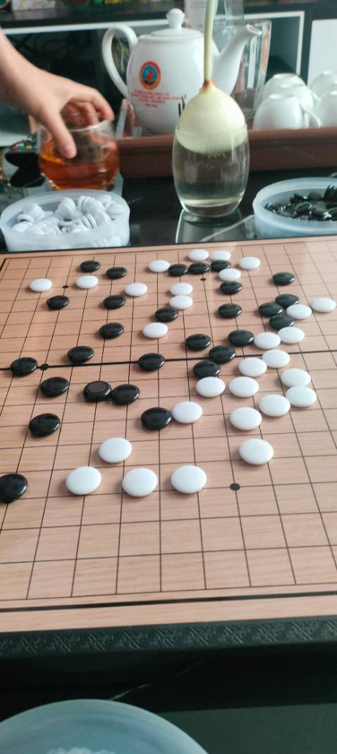 Quân cờ cũ và xước nhiều. Dùng cho con chơi ok. Quân cờ cũ và xước nhiều. Dùng cho con chơi ok.