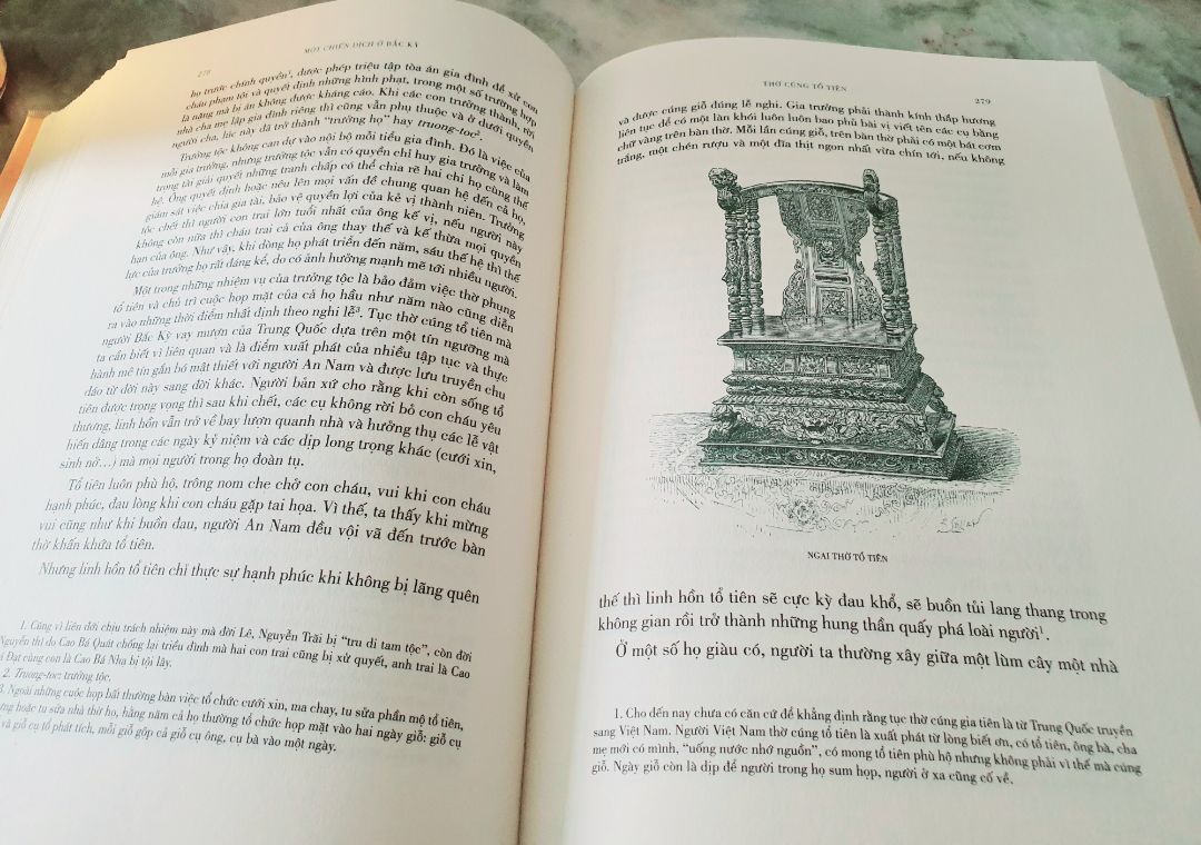 Giao nhanh. Ai cũng nên mua để nhà 1 cuốn nha. Nội dung hay khỏi bàn.
Tuy nhiên, có vẻ Đông A canh lề rộng quá  nên cuốn này kiểu bị quá khổ không cần thiết. Hoặc làm vậy để đọc giả ghi chú gì chăng. 

Về hộp ảnh đi kèm: Giấy cứng đẹp khó bị gãy mà của mình bị gãy 1 góc không nhiều nhặn gì nhưng nom khó chịu. 
Cái tag giá dán ở sau sách cũng không xé ra trước khi bọc bookcare 🙂 Mà do Tiki tự chọn bookcare mà mình không để ý chứ mình muốn nguyên seal vì giờ chưa đọc.
Chắc do tự tin với bìa cứng & đã bao nên không có lớp bọc chống sốc nào luôn 😂