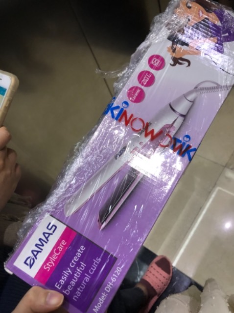 Mẫu mã đẹp, giao hàng nhanh, 
Ưu điểm: máy nóng nhanh, kẹp mượt không bị dít tóc
Nhược điểm: phần nhựa không cách nhiệt nên khá nóng
Hình thức mẫu mã như quảng  áo có điều sp khi nhận đến tay phần mang hình hiển thị bị xước, có 3-4 vết bẩn do máy trắng nên nhìn dễ và cảm thấy máy hơi cũ.