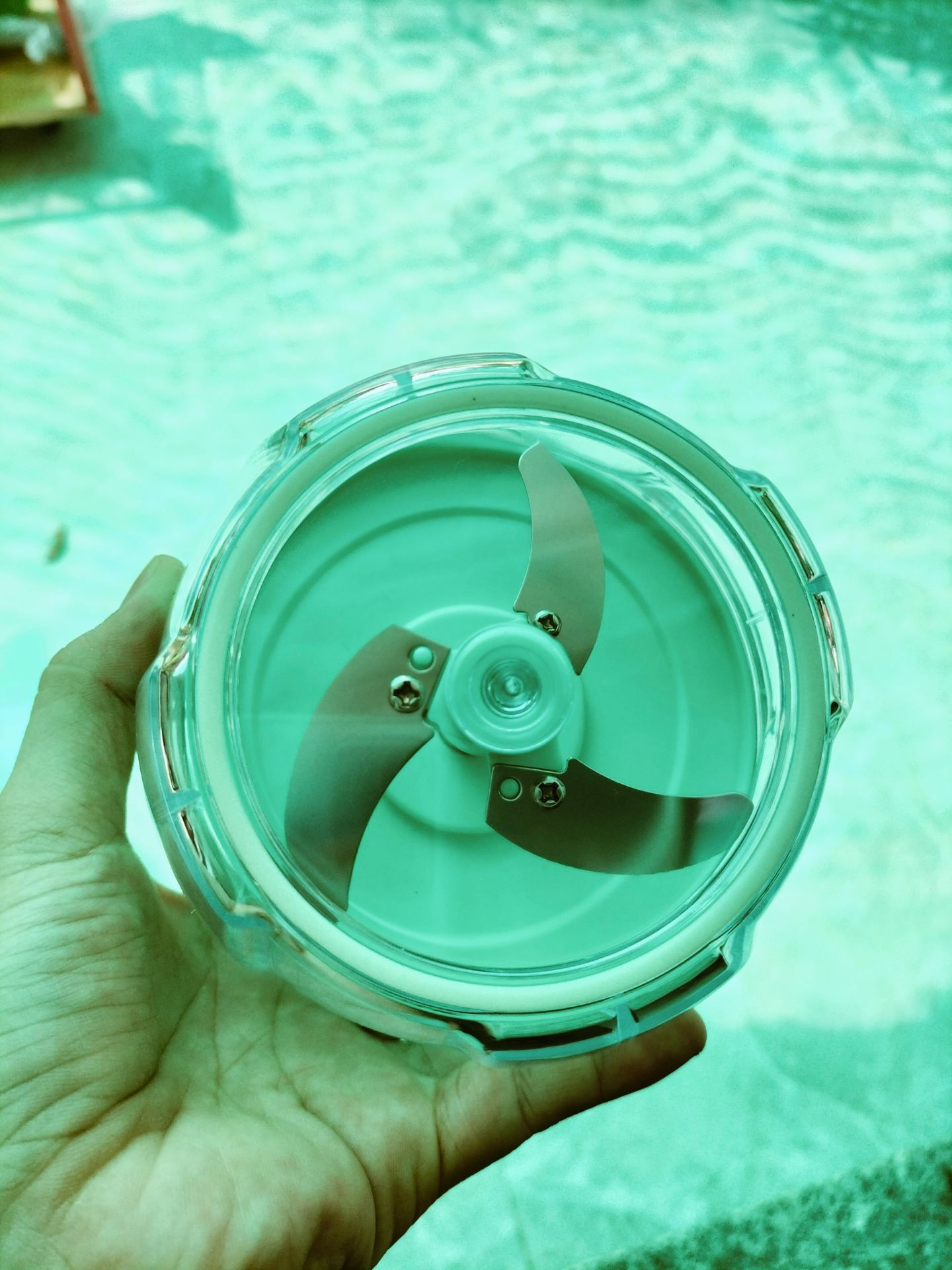 Dụng cụ nhỏ gọn, thích hợp cho băm tỏi ớt lượng đủ dùng cho gia đình. Nếu nhà mn hay nấu nướng, ăn uống nhiều thì nên mua size lớn hơn( mình mua size nhỏ là size S). Hy vọng sẽ là 1 món đồ tiện lợi và phù hợp cho không gian bếp của mọi người nhá. Cảm ơn Tiki