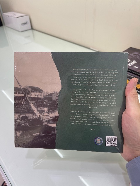 Sách khổ hơi vuông , còn seal tình trạng hoàn hảo 
5 sao