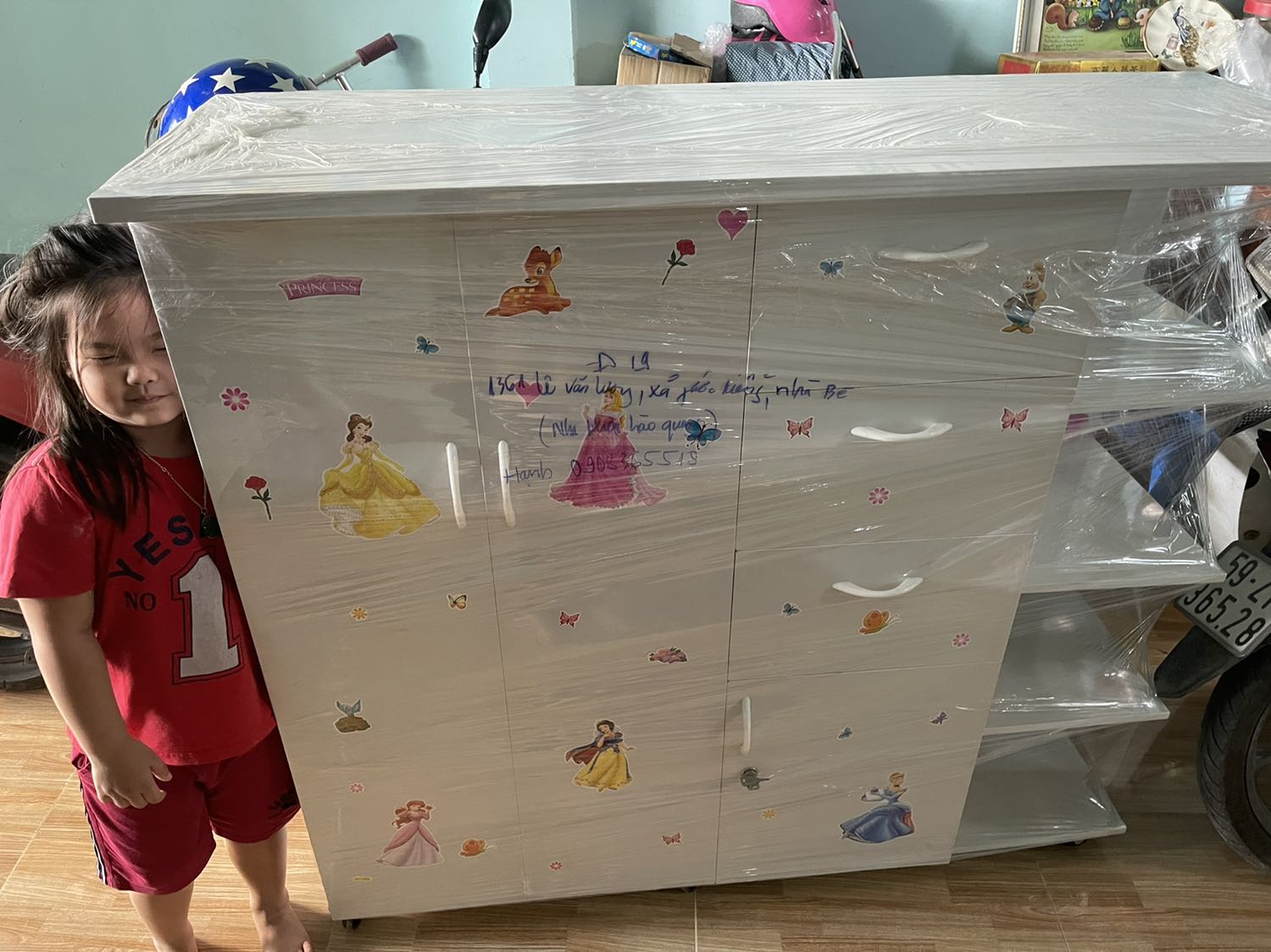 Tủ nhựa nên lỏng lẻo rung rinh, tính thẩm mỹ không cao, chỉ đúng phù hợp để áo quần cho bé chứ để đồ nặng tý thì nguy lắm, chỉ là các miếng nhựa ghép vào thợ cưa bắt vít làm ẩu, các mối nối hở. Không bằng tủ nhựa Duy Tân, nên cân nhak khi mua, với số tiền đó nên mua tủ Duy Tân sẽ an tâm hơn. Mua rồi thật sự chỉ chấm đc 5 điểm với số tiền 1tr5