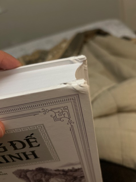 Giao cuốn sách đến tay mà hỏng hết bìa như này
Giận thật