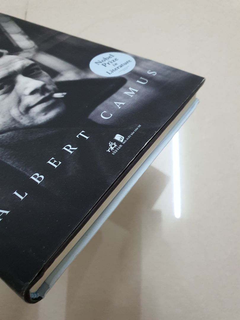 tiki chưa bao giờ làm mình ngạc nhiên vì lần nào mình đặt sách mà bìa cứng là đảm bảo biết trước sách sẽ bị dơ cả dust jacket lẫn bìa trong và góc sách bị móp méo. Nội dung mình chưa đọc nhưng tác phẩm kinh điển và có ý kiến trái chiều về dịch thuật, mình tò mò đọc thử vài trang thì thấy ổn với cách dịch này nên mua.