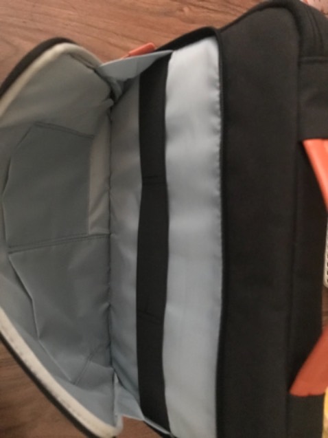 Tiki giao đúng thời gian dự kiến. 
Sản phẩm mới, tốt, vừa vặn với laptop asus 11.6" của mình. Lớp chống shock dày dặn, khoá kéo trơn.