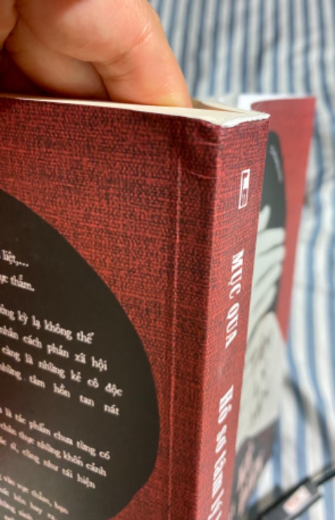 Phần đóng gói và giao hàng không có vấn đề gì. Nhưng phần đầu gáy sách bị dập một chút, có một vài lỗi đánh máy nữa. Nội dung sách thì thú vị nên đọc. Chỉ có ngoại hình hơi lỗi, không được chỉn chu. Phần đóng gói và giao hàng không có vấn đề gì. Nhưng phần đầu gáy sách bị dập một chút, có một vài lỗi đánh máy nữa. Nội dung sách thì thú vị nên đọc. Chỉ có ngoại hình hơi lỗi, không được chỉn chu.