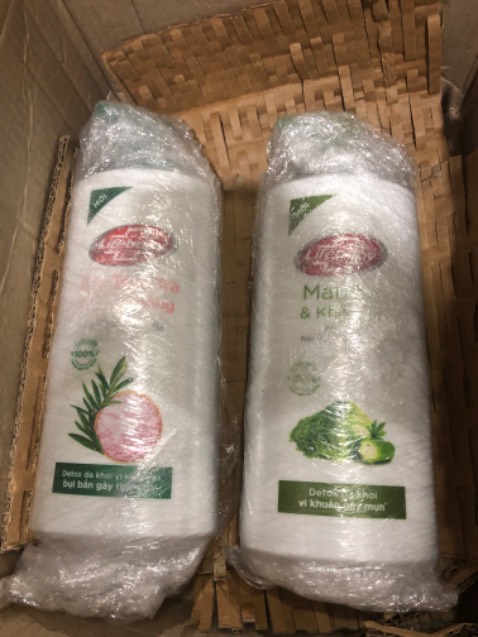 Hàng được giao rất nhanh, đặt hôm trước là hôm sau có rồi. Tình trạng hàng khi nhận được vẫn nguyên vẹn, không bị đổ bể gì. Hàng cũng được gói kỹ lưỡng, có chèn thêm mấy lớp để chống sốc nữa. Mùi sữa tắm rất thơm, rất thích.